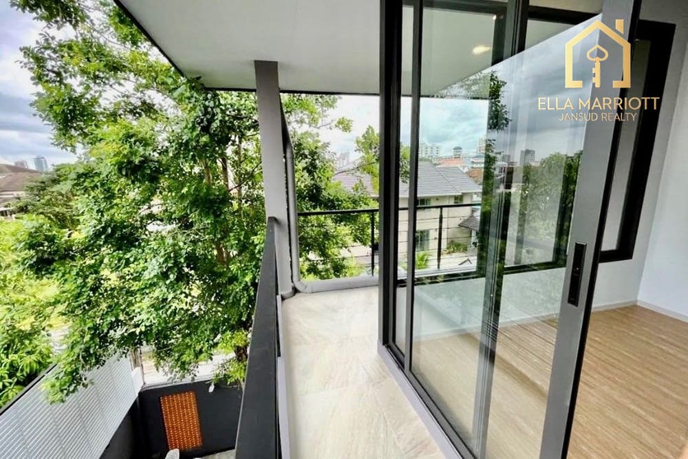 Luxury 5-Bed Home in Bangkok's Heart for Sale 22