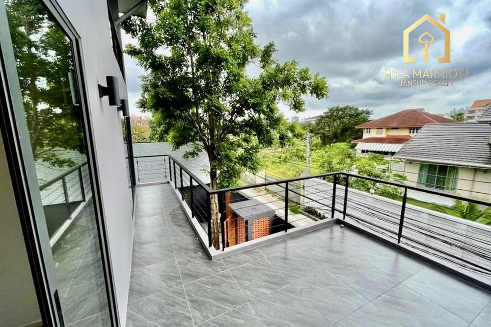 Luxury 5-Bed Home in Bangkok's Heart for Sale 23