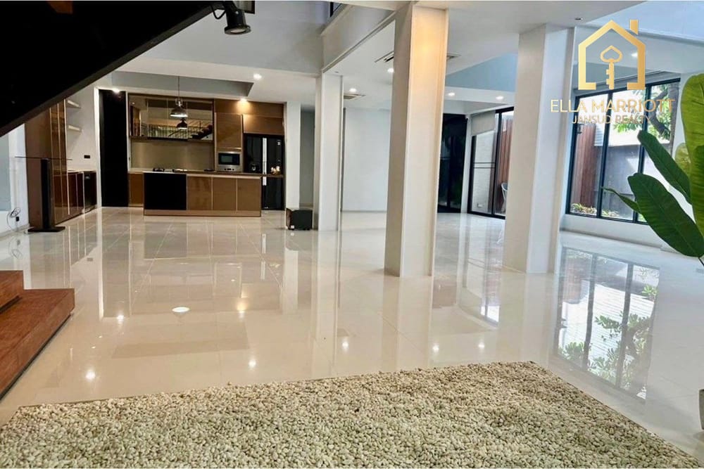 Luxury 5-Bed Home in Bangkok's Heart for Sale 3
