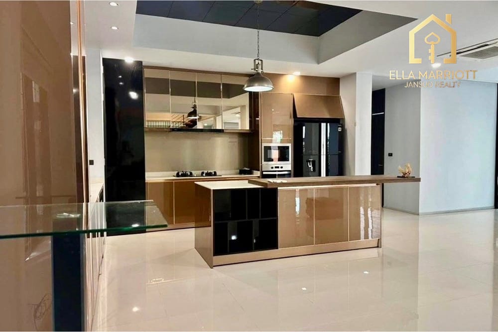 Luxury 5-Bed Home in Bangkok's Heart for Sale 4