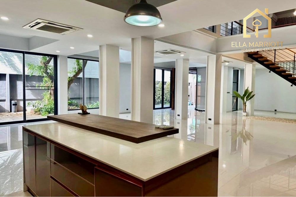 Luxury 5-Bed Home in Bangkok's Heart for Sale 5