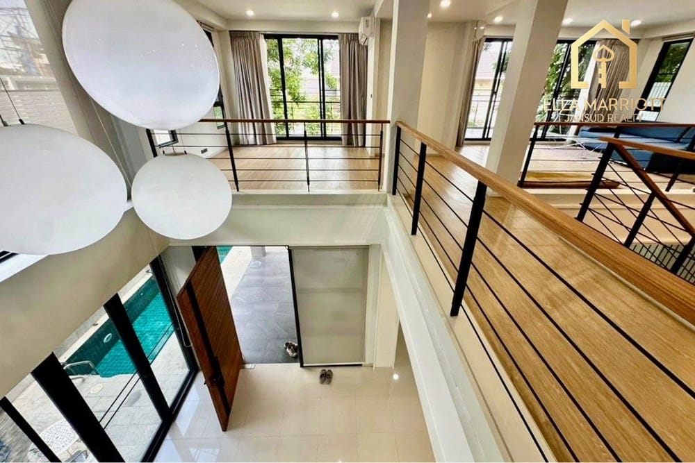 Luxury 5-Bed Home in Bangkok's Heart for Sale 6