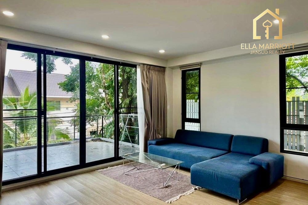 Luxury 5-Bed Home in Bangkok's Heart for Sale 8