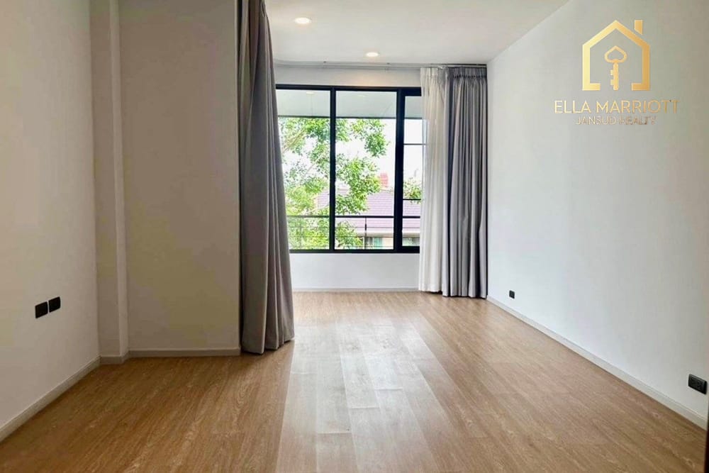 Luxury 5-Bed Home in Bangkok's Heart for Sale 9