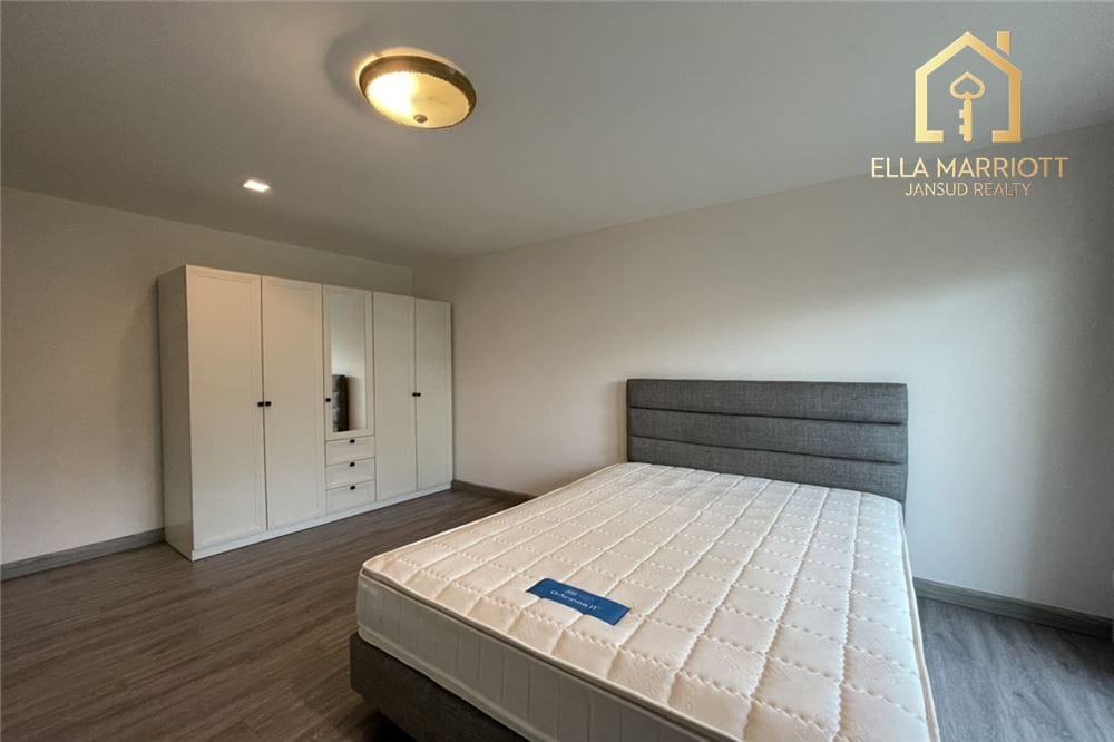 Haustierfreundliche, geräumige 2-Zimmer-Eigentumswohnung mit riesigem Balkon in Sukhumvit 31 12