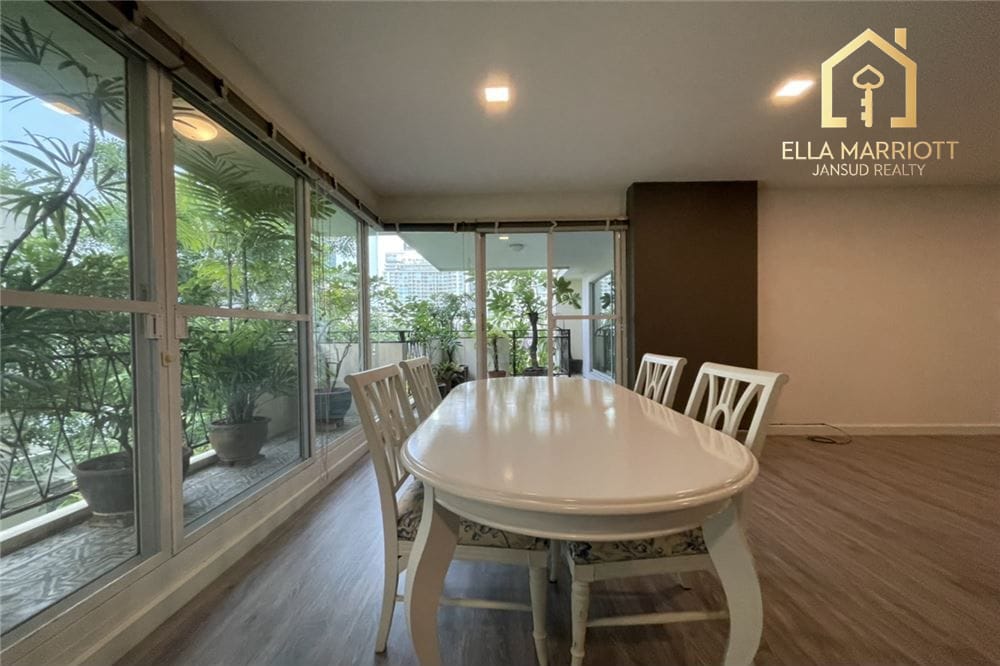 Haustierfreundliche, geräumige 2-Zimmer-Eigentumswohnung mit riesigem Balkon in Sukhumvit 31 3