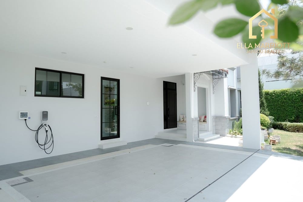 Luxuriöses freistehendes Einfamilienhaus mit 4 Schlafzimmern in Nanthawan Rama 9, Krunthepkritha 35