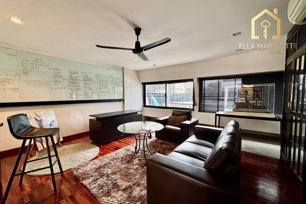 Prime 3-Story Townhouse in Central Bangkok 10