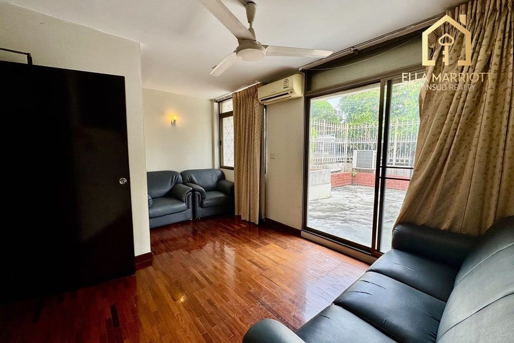 Prime 3-Story Townhouse in Central Bangkok 11