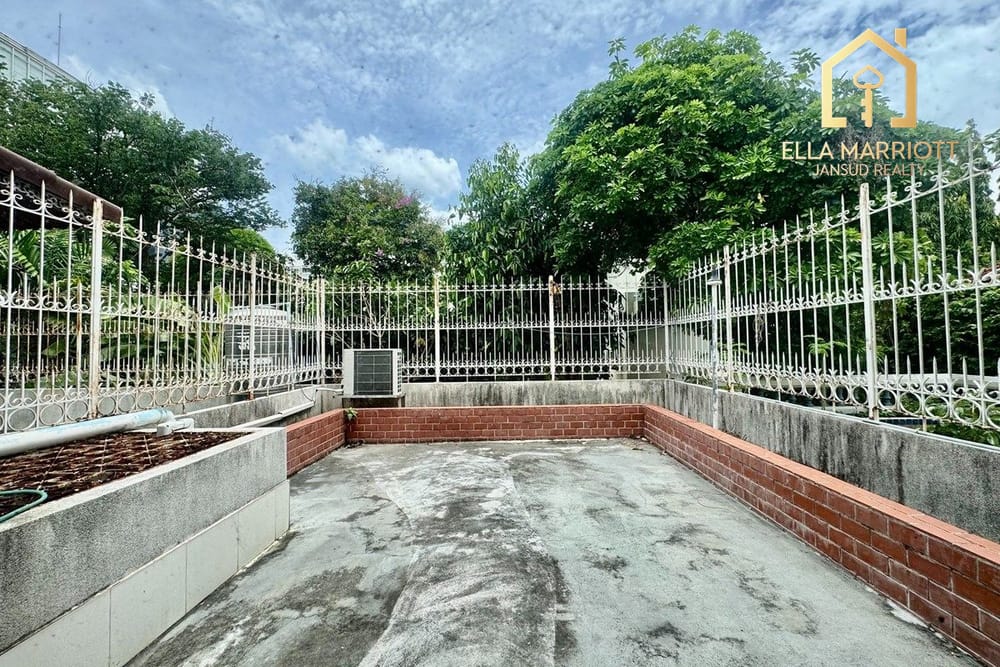Prime 3-Story Townhouse in Central Bangkok 12