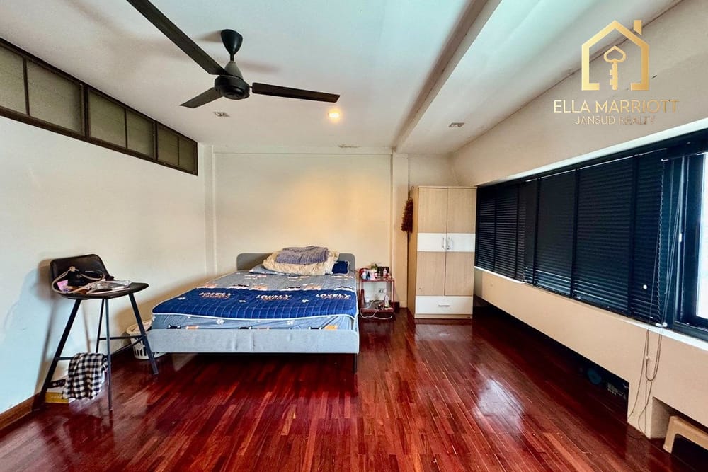 Prime 3-Story Townhouse in Central Bangkok 14