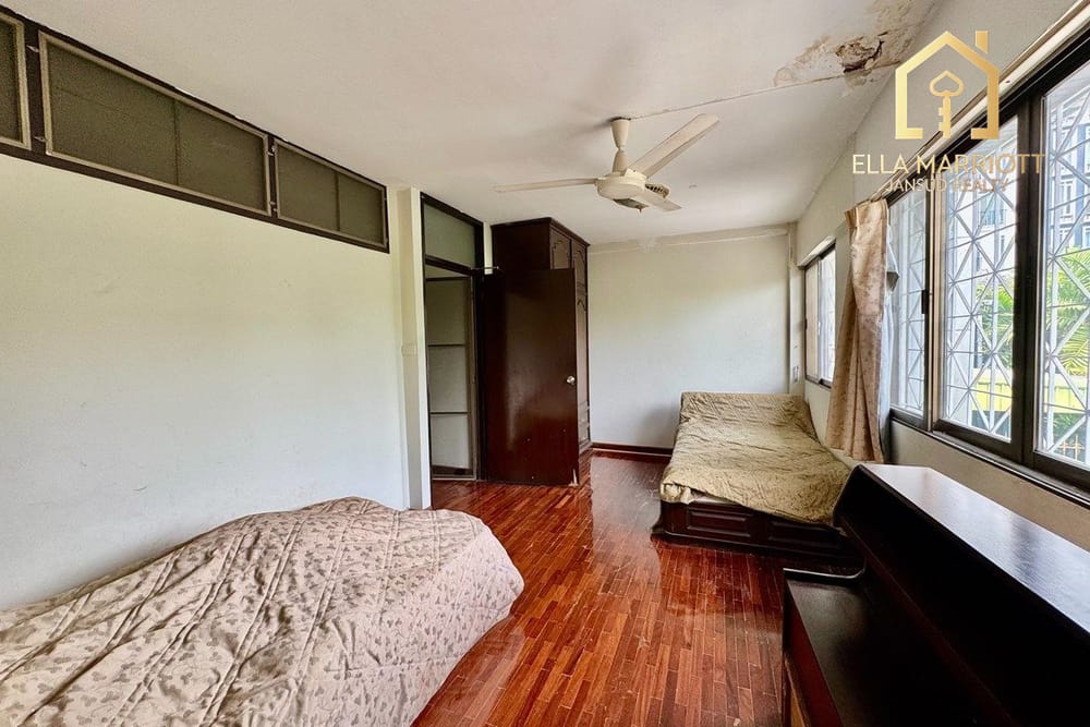 Prime 3-Story Townhouse in Central Bangkok 15