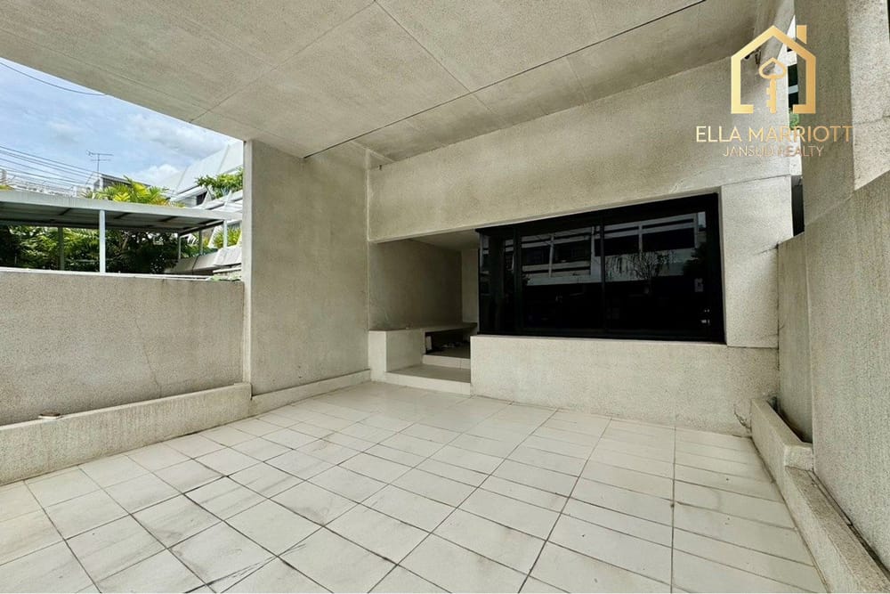 Prime 3-Story Townhouse in Central Bangkok 2