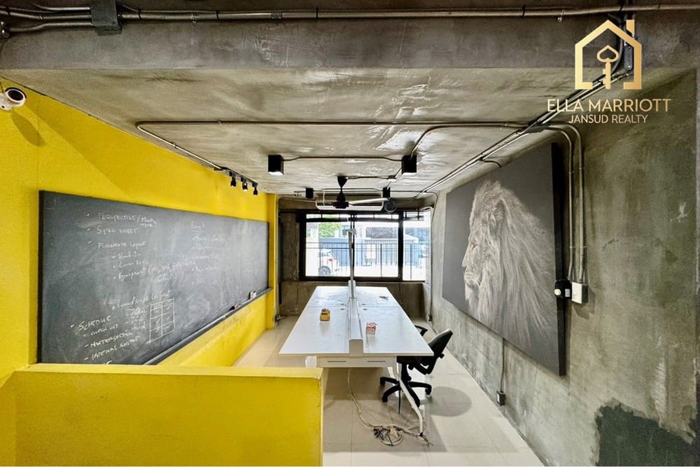 Prime 3-Story Townhouse in Central Bangkok 3