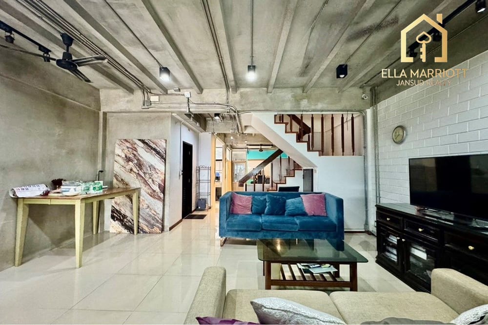 Prime 3-Story Townhouse in Central Bangkok 4