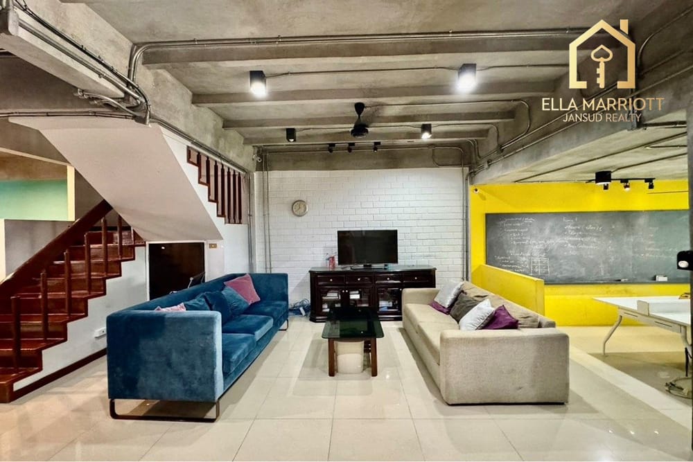 Prime 3-Story Townhouse in Central Bangkok 5