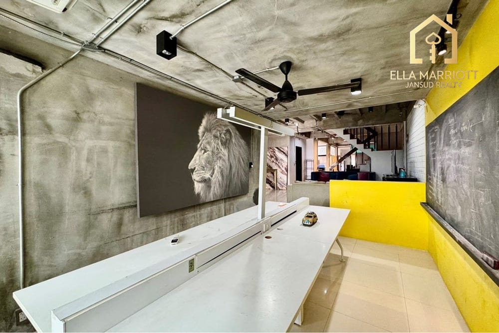 Prime 3-Story Townhouse in Central Bangkok 6