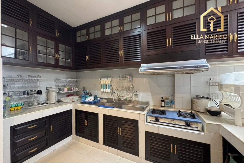 Prime 3-Story Townhouse in Central Bangkok 8