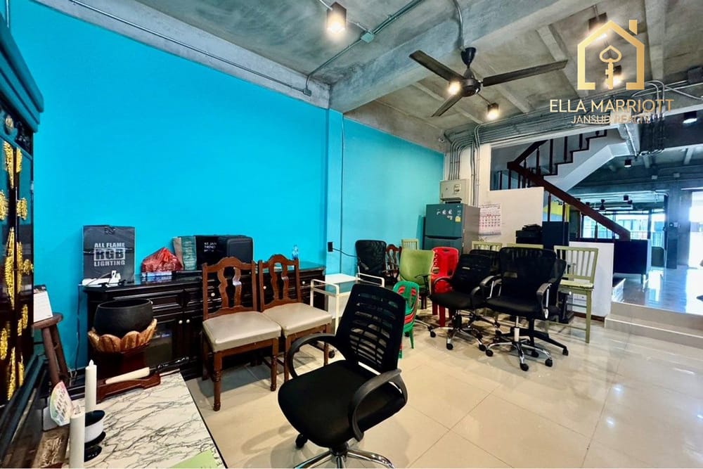 Prime 3-Story Townhouse in Central Bangkok 9