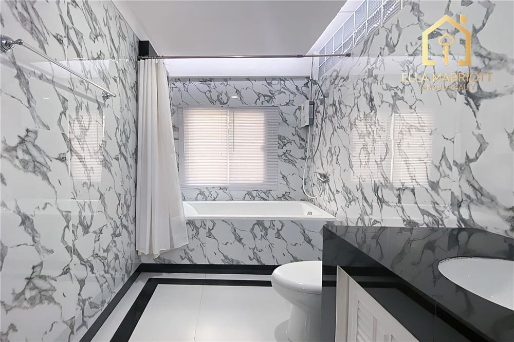 Modern 3-Bedroom Townhouse for Sale in Sukhumvit 65 12