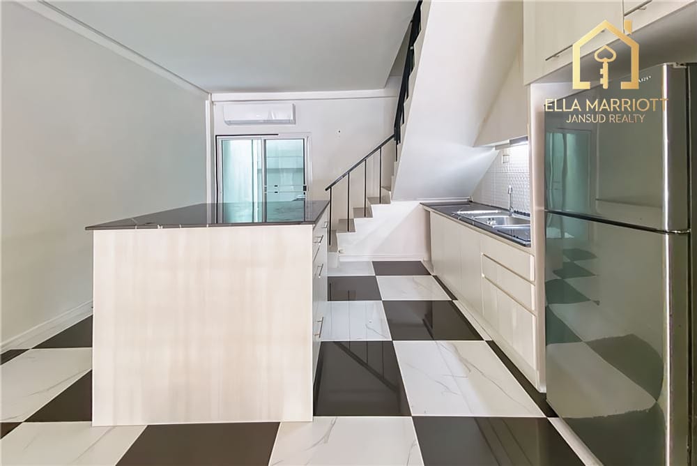 Modern 3-Bedroom Townhouse for Sale in Sukhumvit 65 2