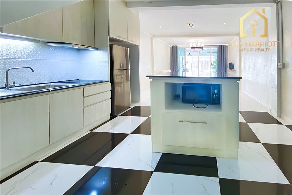 Modern 3-Bedroom Townhouse for Sale in Sukhumvit 65 3