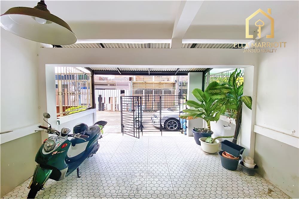 Modern 3-Bedroom Townhouse for Sale in Sukhumvit 65 4