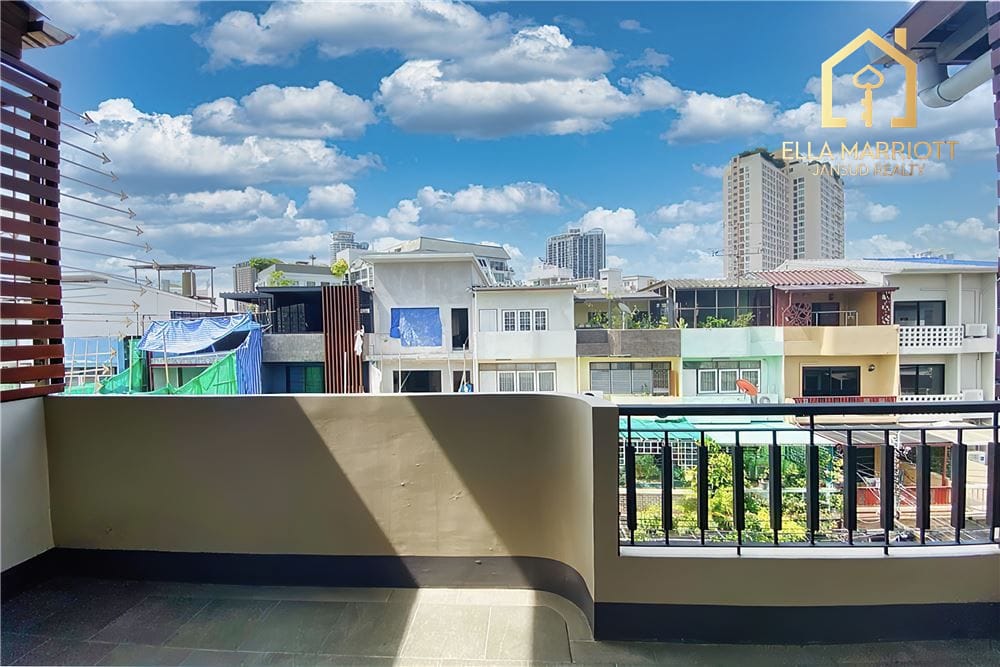 Modern 3-Bedroom Townhouse for Sale in Sukhumvit 65 5