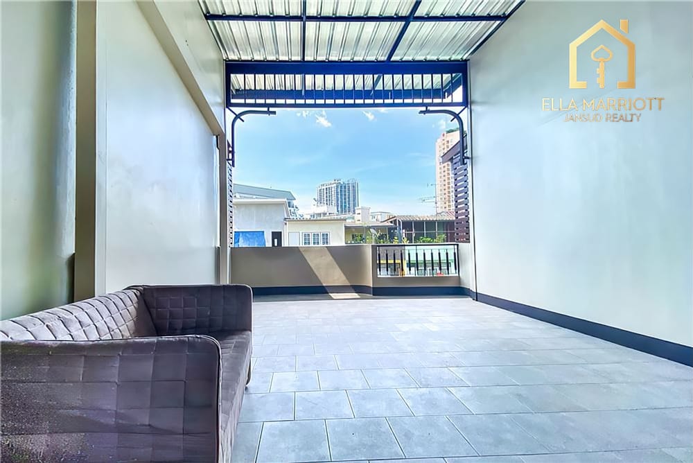 Modern 3-Bedroom Townhouse for Sale in Sukhumvit 65 8