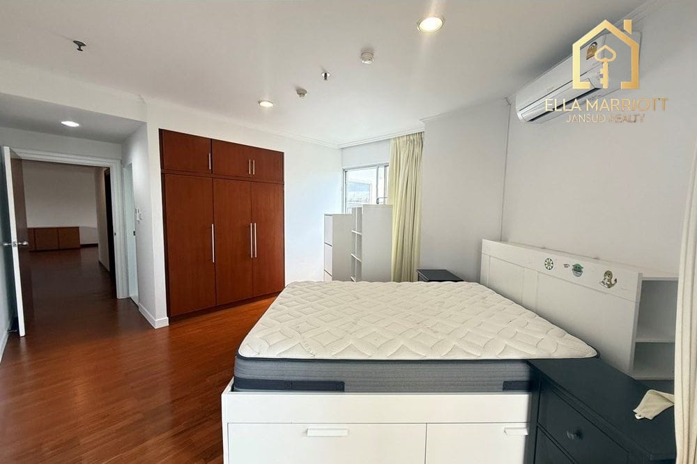 Luxurious 4BR Condo for Rent in Sathon with 270 sq.m, Bangkok 8