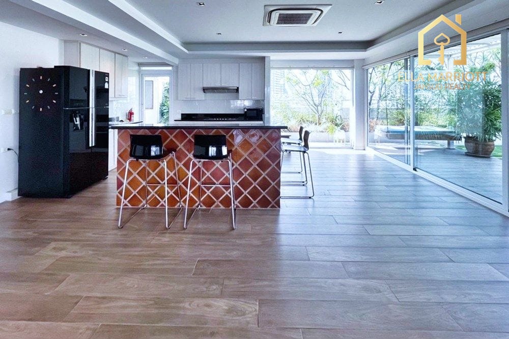 Rent 120K | Rare 600sqm Penthouse Loop | 300sqm Terrace | Pet Friendly 2