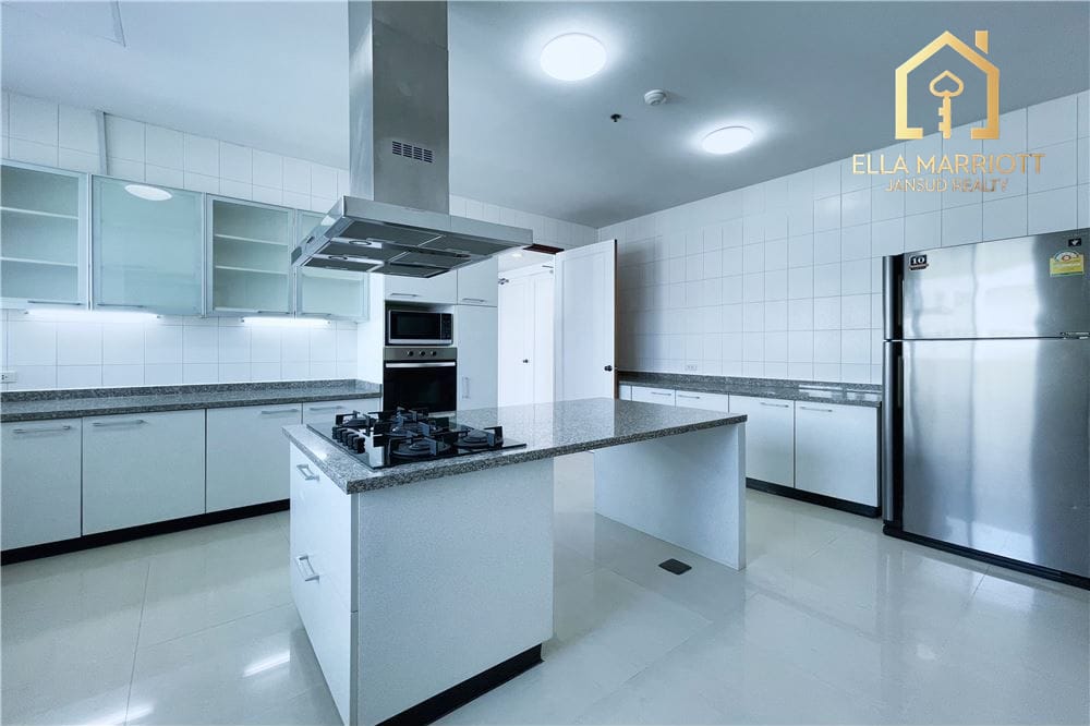 4-Bedroom Pet-Friendly Duplex Penthouse for Rent in Sukhumvit 24 15
