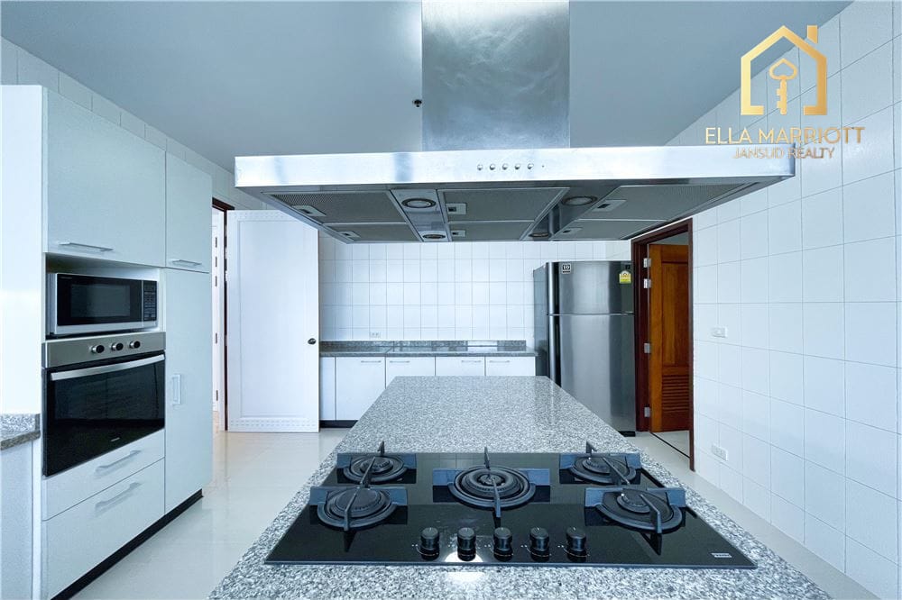 4-Bedroom Pet-Friendly Duplex Penthouse for Rent in Sukhumvit 24 16