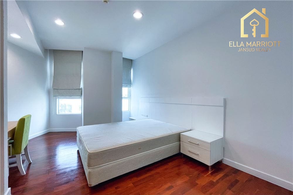 4-Bedroom Pet-Friendly Duplex Penthouse for Rent in Sukhumvit 24 18