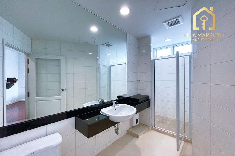 4-Bedroom Pet-Friendly Duplex Penthouse for Rent in Sukhumvit 24 19
