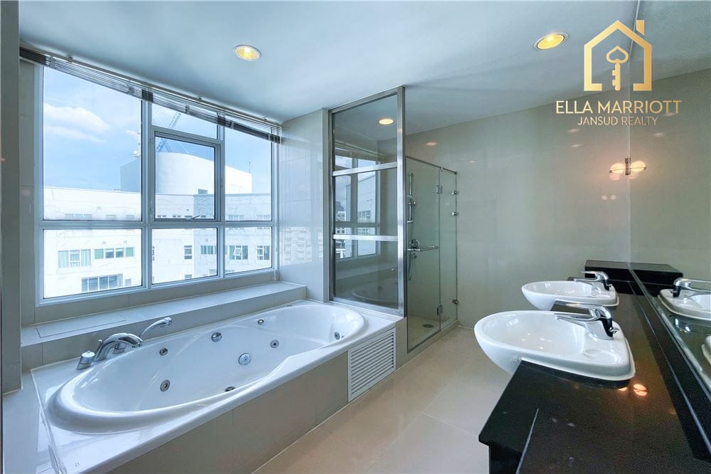 4-Bedroom Pet-Friendly Duplex Penthouse for Rent in Sukhumvit 24 22