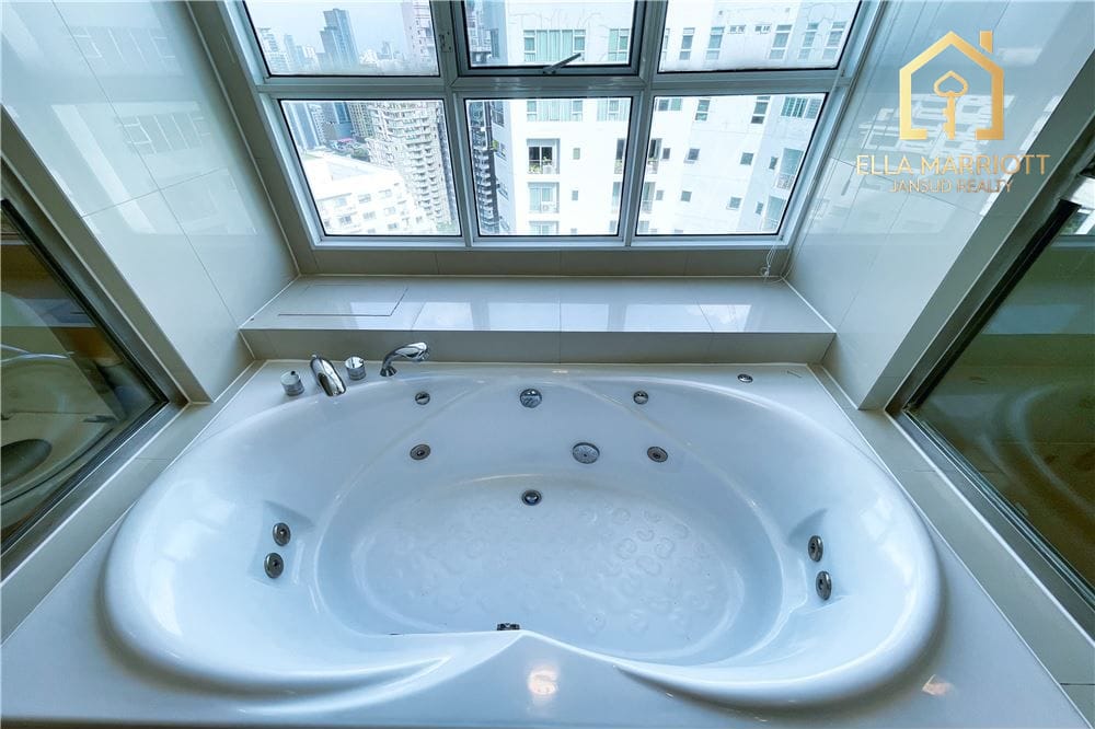 4-Bedroom Pet-Friendly Duplex Penthouse for Rent in Sukhumvit 24 23
