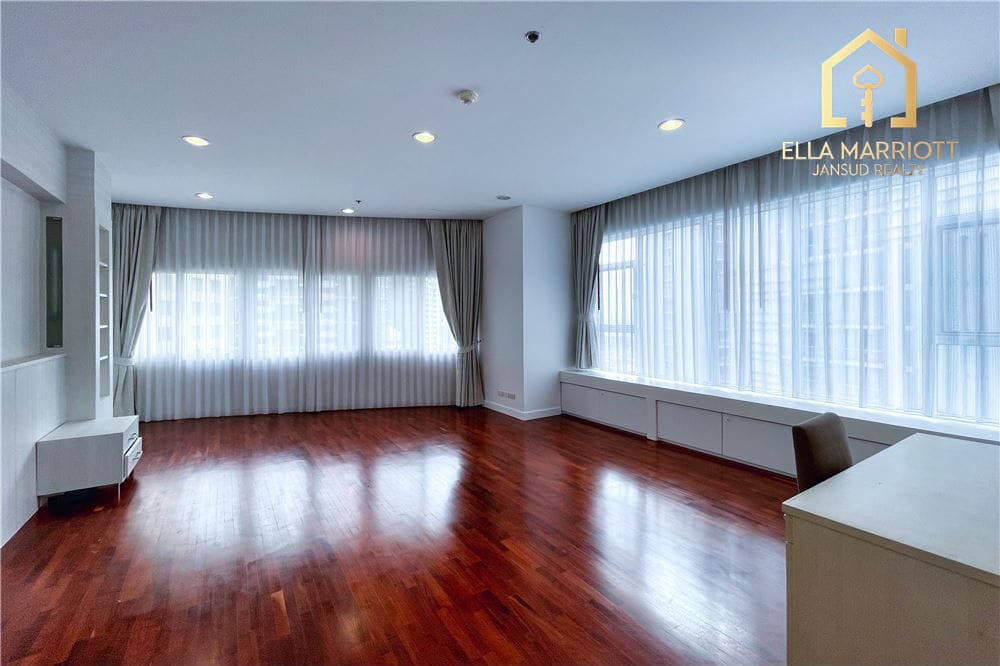 4-Bedroom Pet-Friendly Duplex Penthouse for Rent in Sukhumvit 24 29