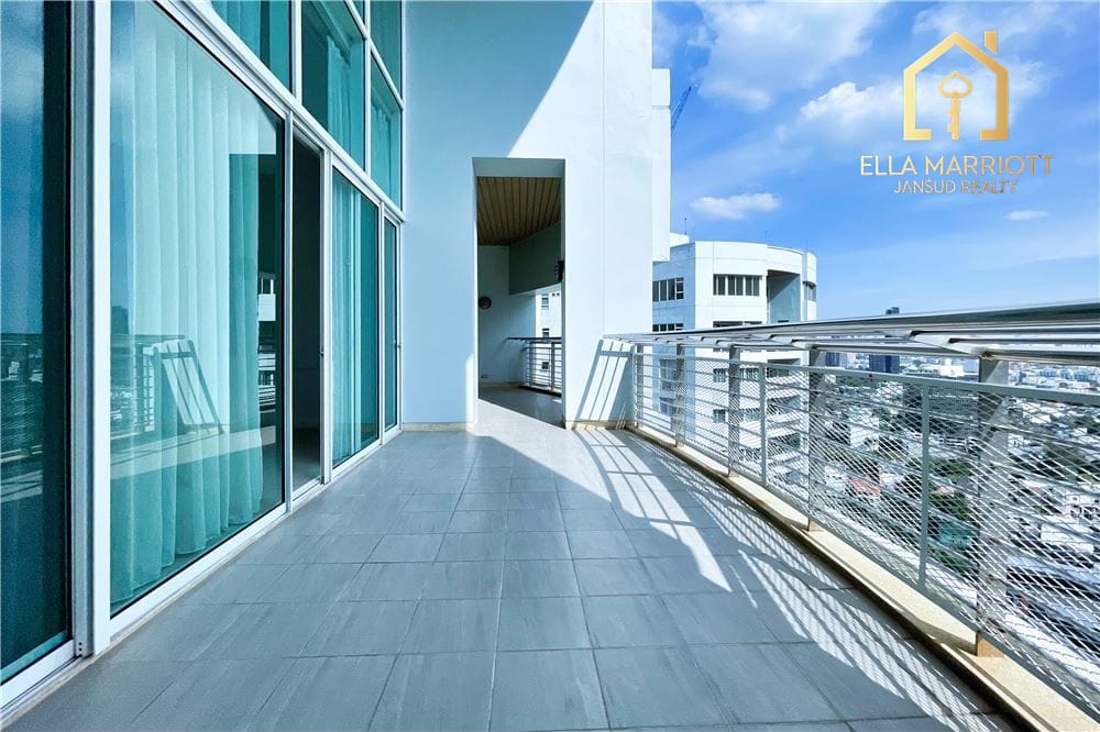 4-Bedroom Pet-Friendly Duplex Penthouse for Rent in Sukhumvit 24 3