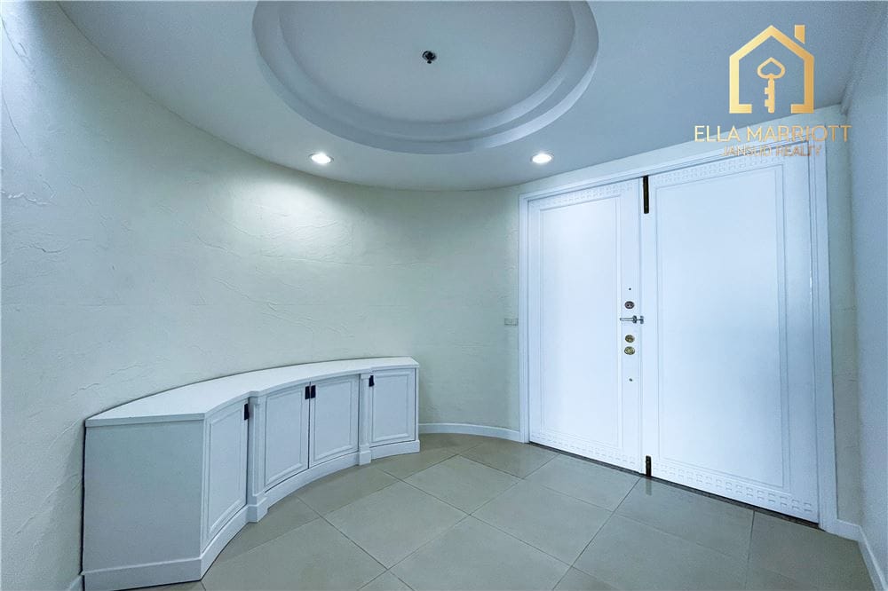 4-Bedroom Pet-Friendly Duplex Penthouse for Rent in Sukhumvit 24 5