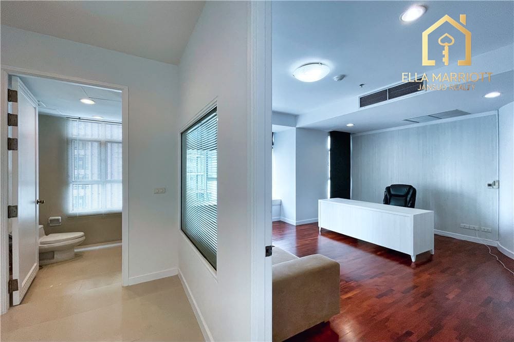 4-Bedroom Pet-Friendly Duplex Penthouse for Rent in Sukhumvit 24 8
