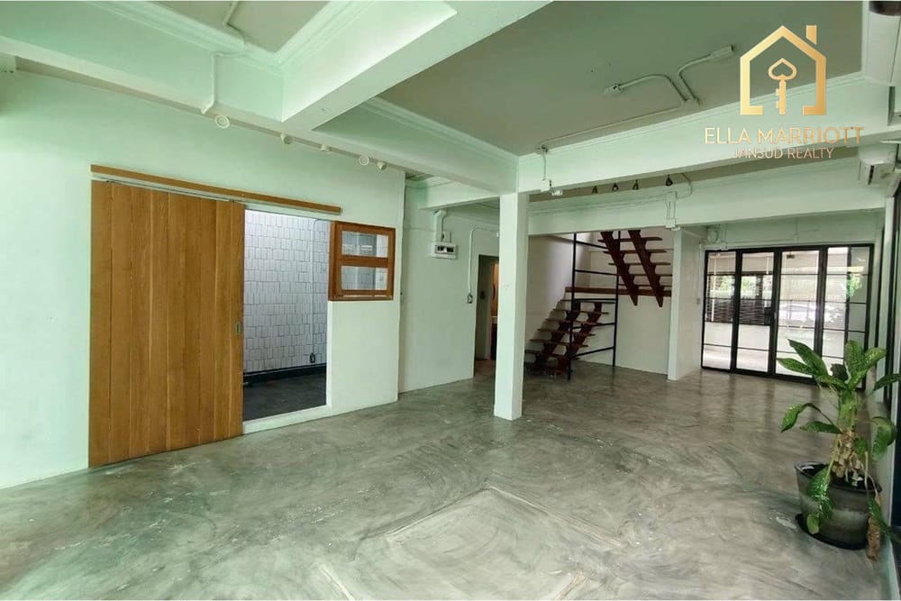 Corner Townhouse for Rent 120K | 200m to BTS Chong Nonsi | Pets Allowed 3