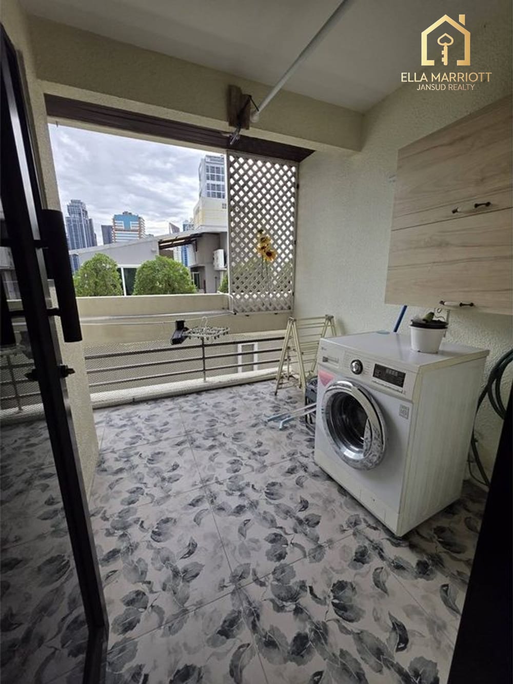 Spacious 135sqm 2BR Condo for Rent in Beverly Hills Ekkamai - 17 Mins Walk to BTS 13