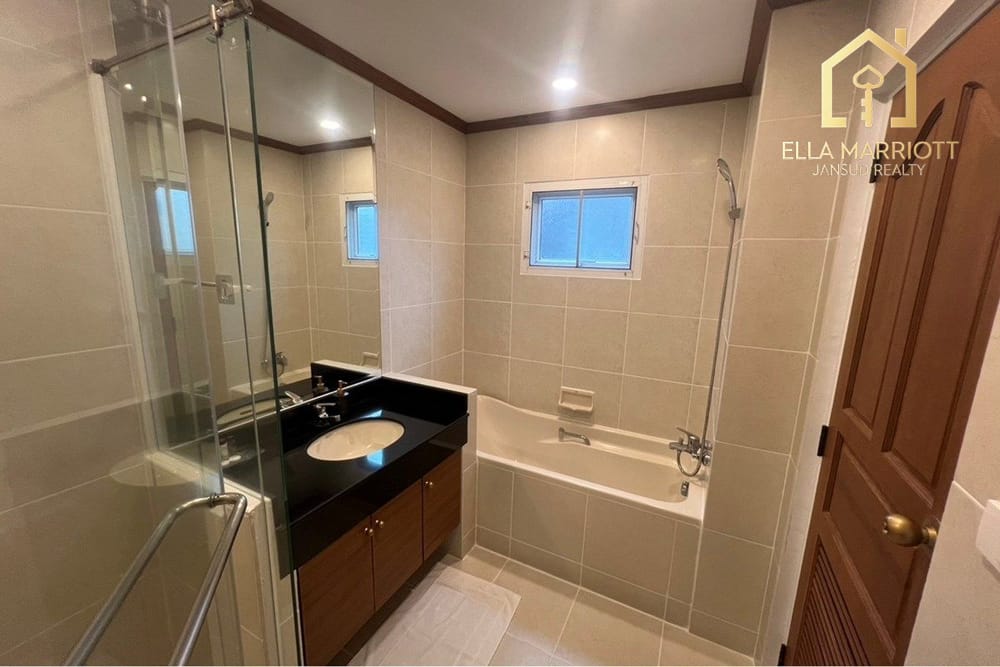 Spacious 3BR 4BA Condo for Rent at 85K | 270sqm in Sukhumvit 11 | Pet-Friendly 6