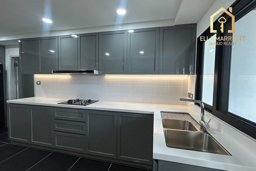 Renovated 285sqm 3+1BR Condo for Rent | 22nd Floor | 8 Mins Walk to BTS Thong Lo 5