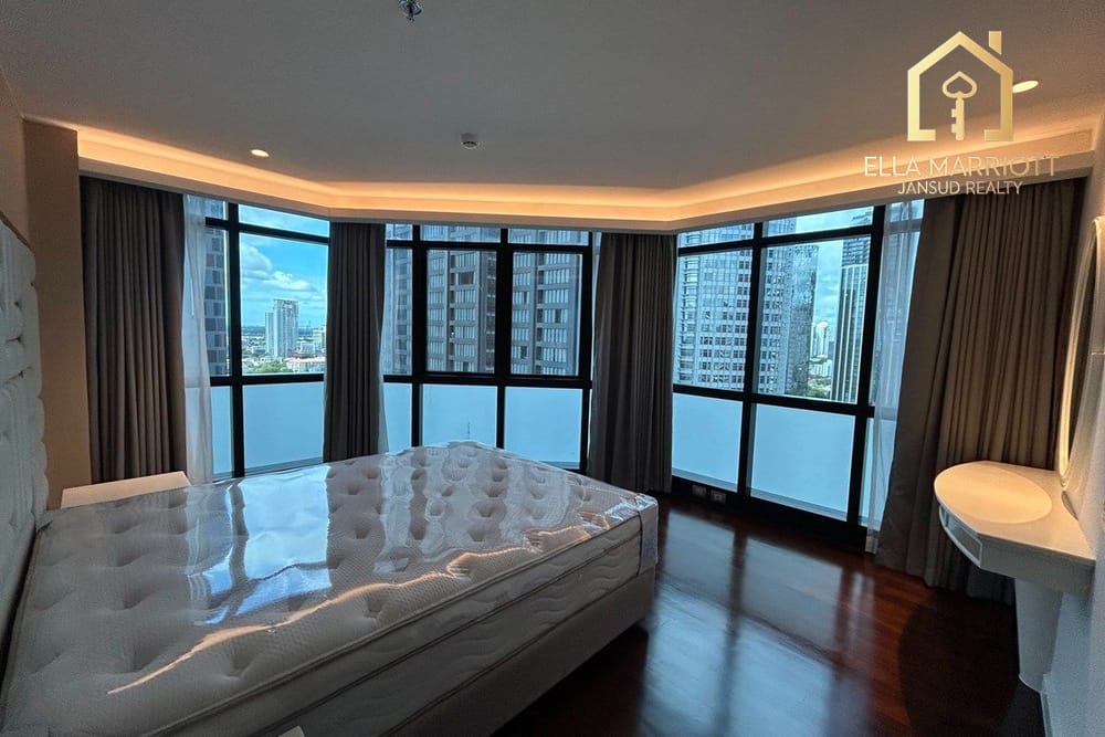 Renovated 285sqm 3+1BR Condo for Rent | 22nd Floor | 8 Mins Walk to BTS Thong Lo 8