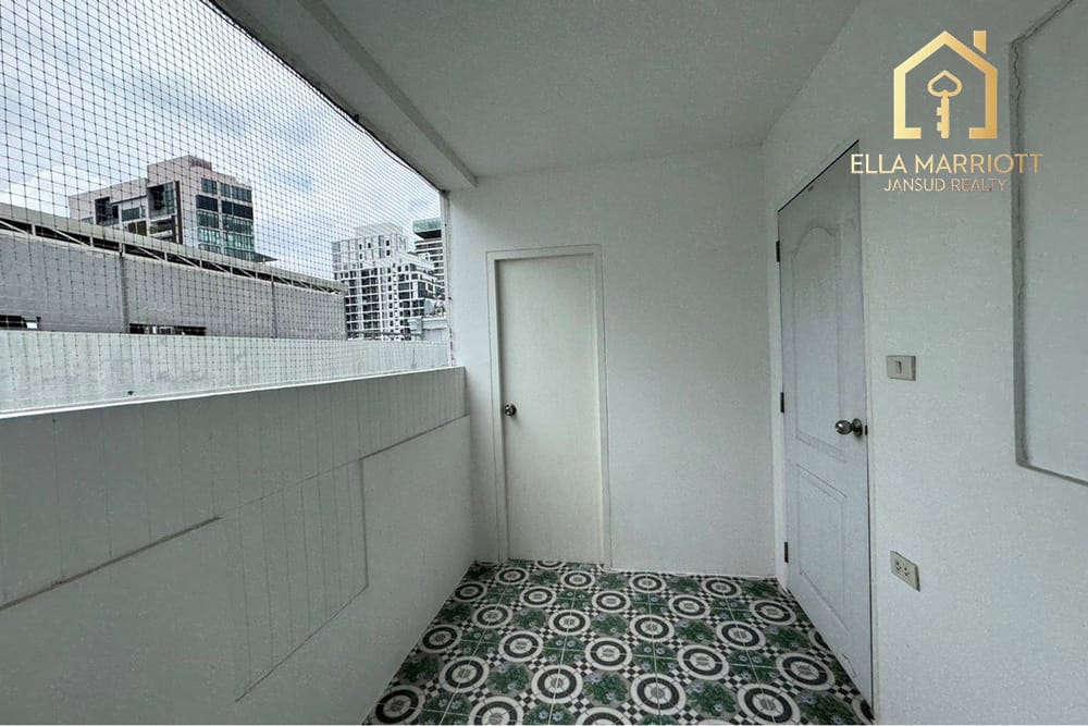 Luxury 3BR 4BA Condo for Rent in Moderntown Ekkamai - 202sqm on High Floor at 70K 8