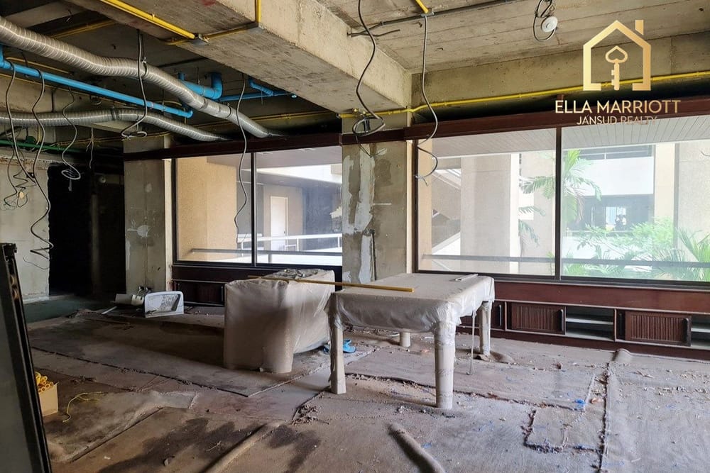 Rare Renovation Opportunity: Size 291SQM in Central Asoke 4