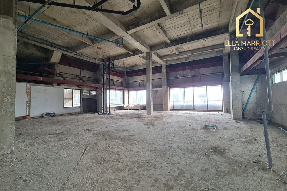 Expansive 507 SQM Blank-Canvas Penthouse in Central Asoke - 6 Mins Walk to MRT Phetchaburi 7