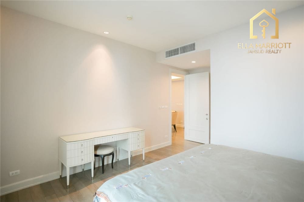 "Own Luxurious Living in Bangkok's Heart Today" 13
